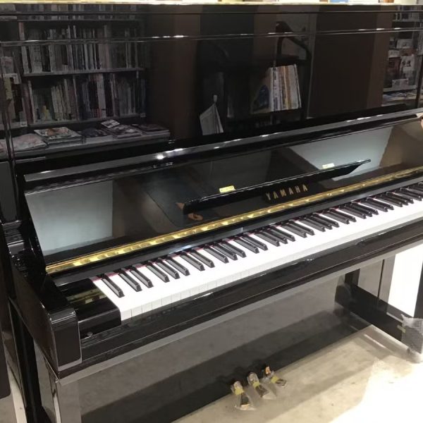 YAMAHA　U300（1996年製）<br />
高さ131cm<br />
<br />
￥603,900(税込)