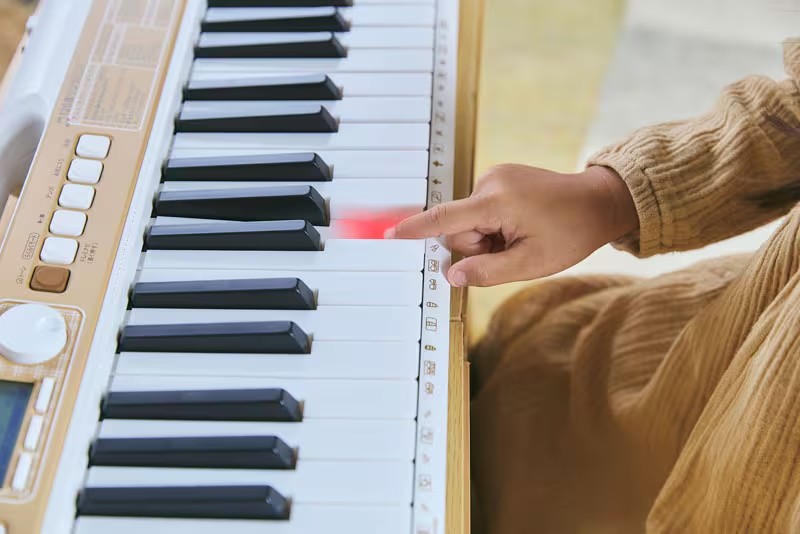 指一本でも弾けて、すぐに音楽の楽しさに出会える［らくらくモード］