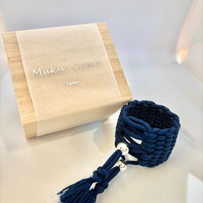 CONTENTSMuku リガチャー(MADE IN KYOTO)絹糸 組み方の違い直方店 展示ラインナップ(アルト／B♭クラリネット用)FAQ担当者紹介Muku リガチャー(MADE IN KYOTO) Mukuリガチャーは、大正十年創業の老舗紐屋が手掛ける、最高品質の絹紐リガチャーです。絹本来の […]