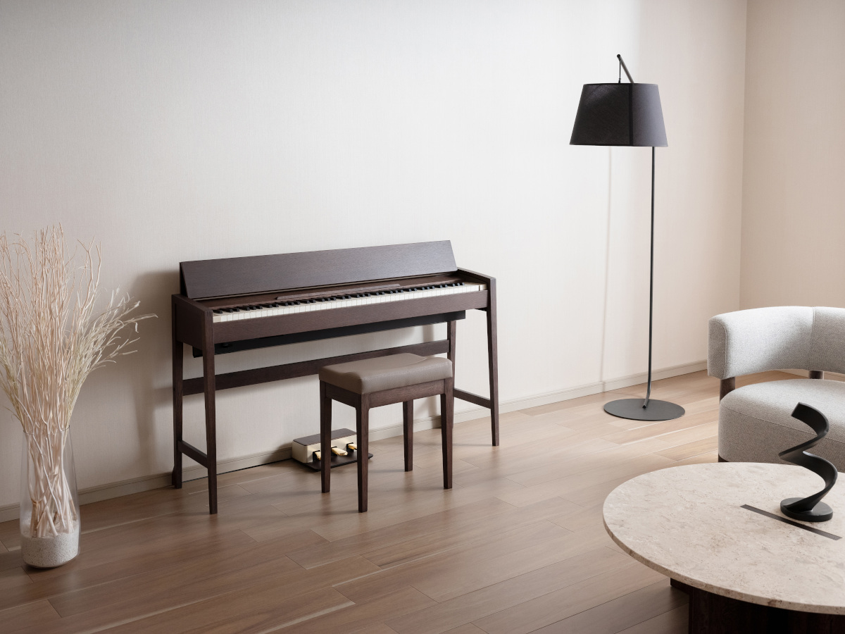 2015年、カリモク家具とローランドの共同開発で誕生したインテリアに馴染む電子ピアノ「KF-10」の発売から10年。直線基調の端正なデザインとカラーのキャビネットとローランドの最新電子ピアノ技術が融合した新たなモデルが登場いたします。