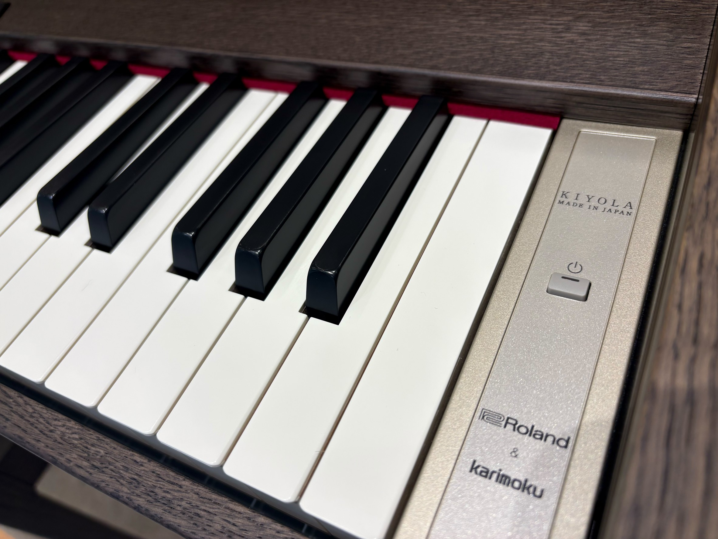 2015年、カリモク家具とローランドの共同開発で誕生したインテリアに馴染む電子ピアノ「KF-10」の発売から10年。直線基調の端正なデザインとカラーのキャビネットとローランドの最新電子ピアノ技術が融合した新たなモデル。