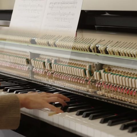 アップライトピアノのアクション機構による自然なタッチ感