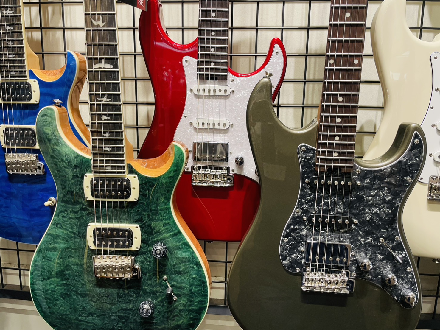 音楽が好きな新入部員の皆さん、ご入部おめでとうございます！軽音楽部は部内ライブや文化祭などのイベントでの演奏が主な活動内容となっていることが多いです。この記事では3年間の部活動を支える、相棒選びをお助けいたします！ もちろん経験者の方や先生方や、先輩達も参考にしてください♪ CONTENTS■エレキ [&hellip;]