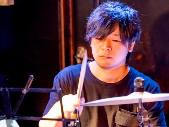 CONTENTS講師プロフィール講師へのインタビュー講師からのコメント島村楽器音楽教室の魅力について教室詳細島村楽器直方店内・音楽教室の様子発表会・イベントのご案内よくあるご質問ご入会をお考えの方へ体験レッスンお申し込みはこちらお問い合わせ講師プロフィール スティーブ・ガットの影響で、中学生の頃にド [&hellip;]