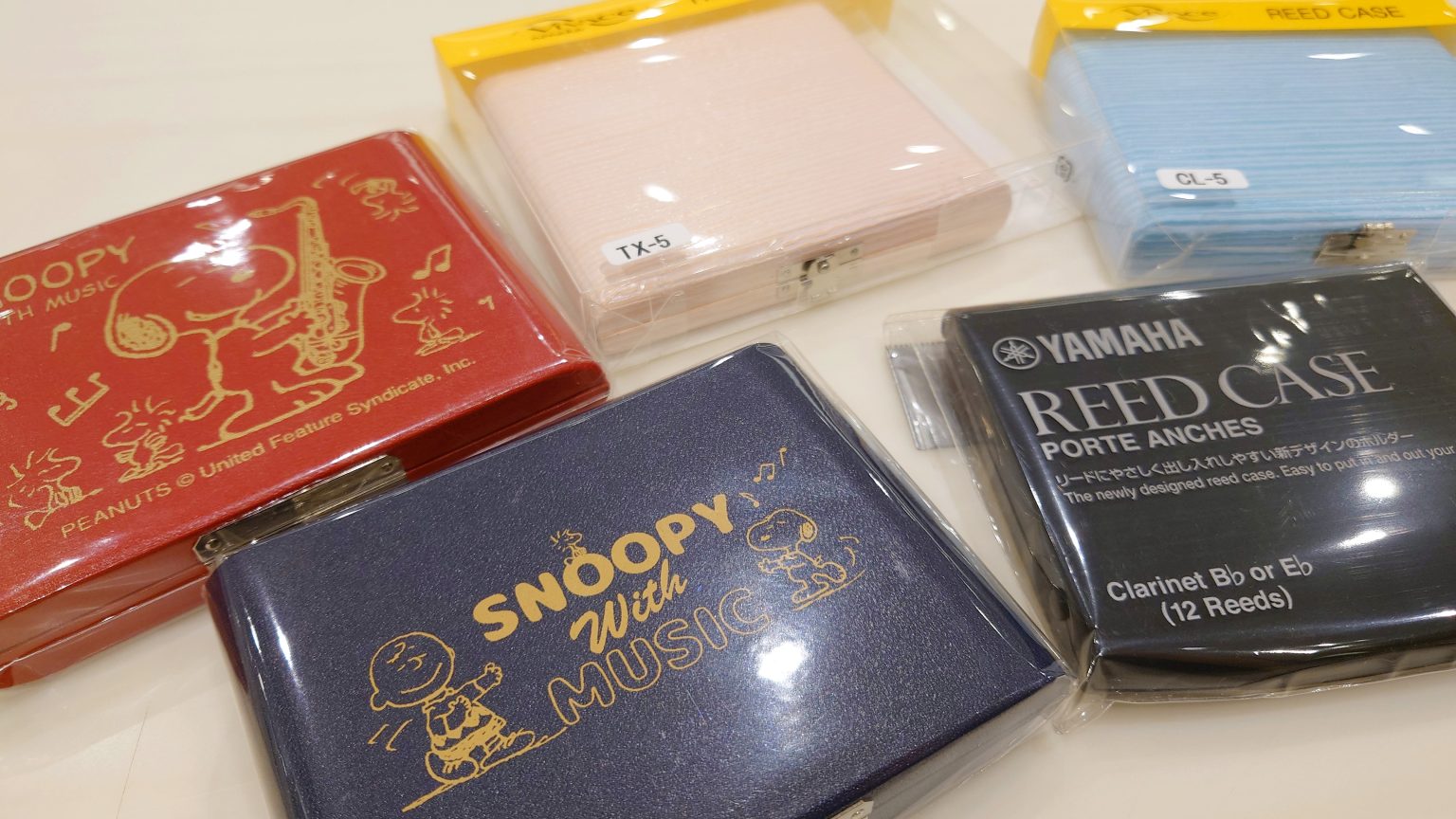 リードを買った時に付いてくるケースをそのまま使っていませんか？ 購入時のプラスチックケースは、新品のリードを持ち運ぶには良いかもしれません。ですが、何度も入れて出してを繰り返しているうちに『先端がひび割れてしまう』なんていうこともあります。リードケースにリードを保管することで、使用後のリードを元の状 [&hellip;]