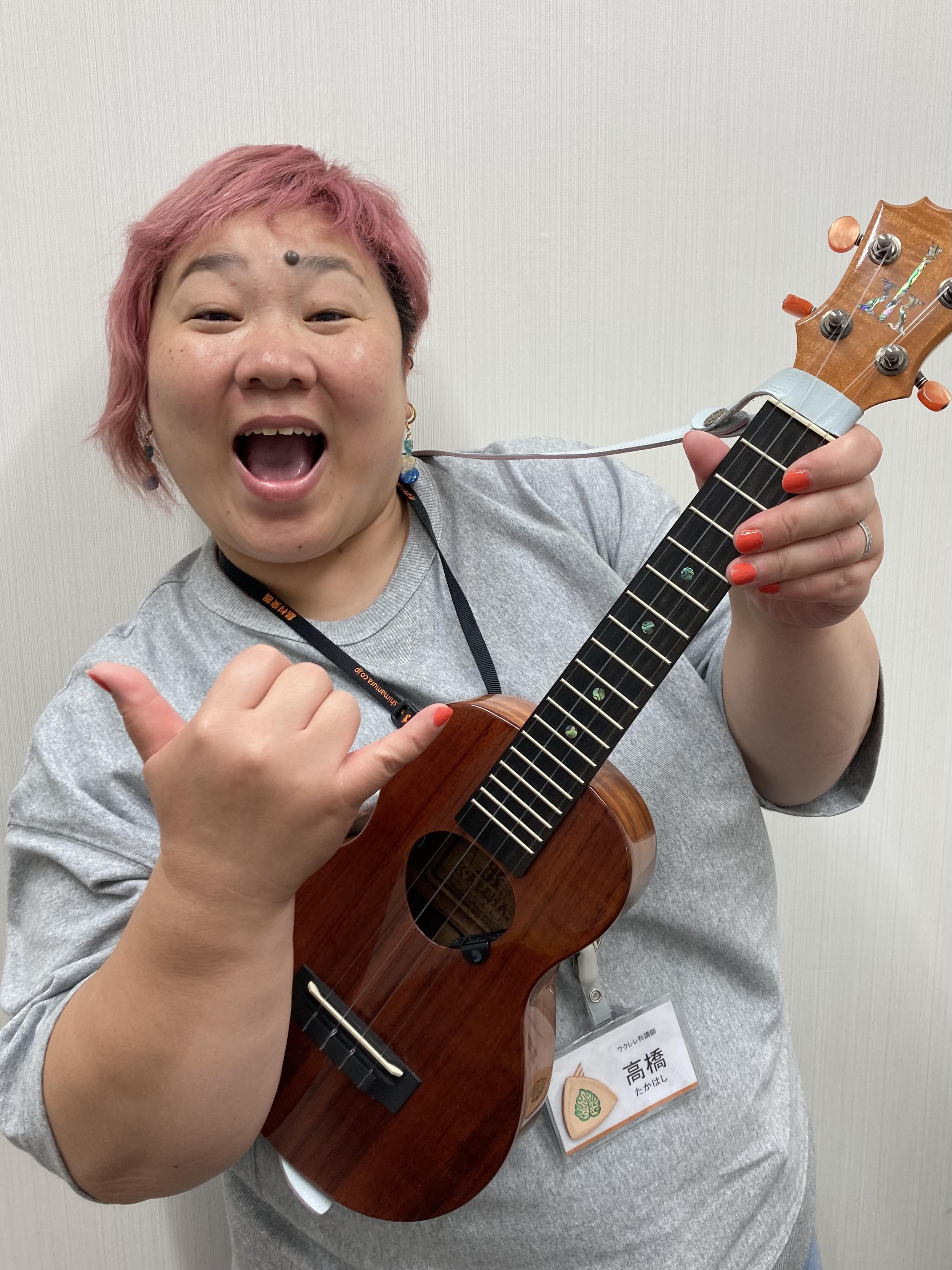 CONTENTSプロフィールコメント体験レッスンスケジュールお問合せプロフィール コメント ウクレレはコードを弾いて歌うだけでなくみんなでコードに合わせメロディーを弾いたりと楽しめる楽器です！ 小さいお子様からご年配の方まで沢山の方にウクレレの楽しさを伝えられたらと思います！ 是非ご一緒にウクレレを […]