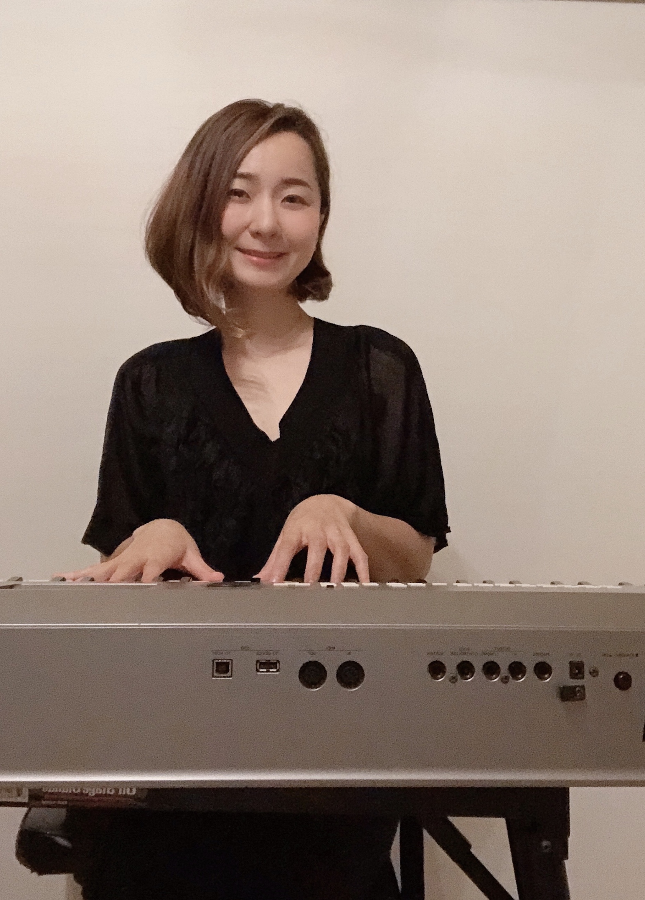 CONTENTS講師プロフィールコメント体験レッスンスケジュールお問合せ講師プロフィール コメント お子さまから大人の方まで「自身の魅力」を一緒に見つけていくレッスンを行います。 表現することは楽しいです。壁を越えられた時は嬉しいです。 歌を通して豊かな心を育み、オリジナルな表現をしていきましょう！ […]