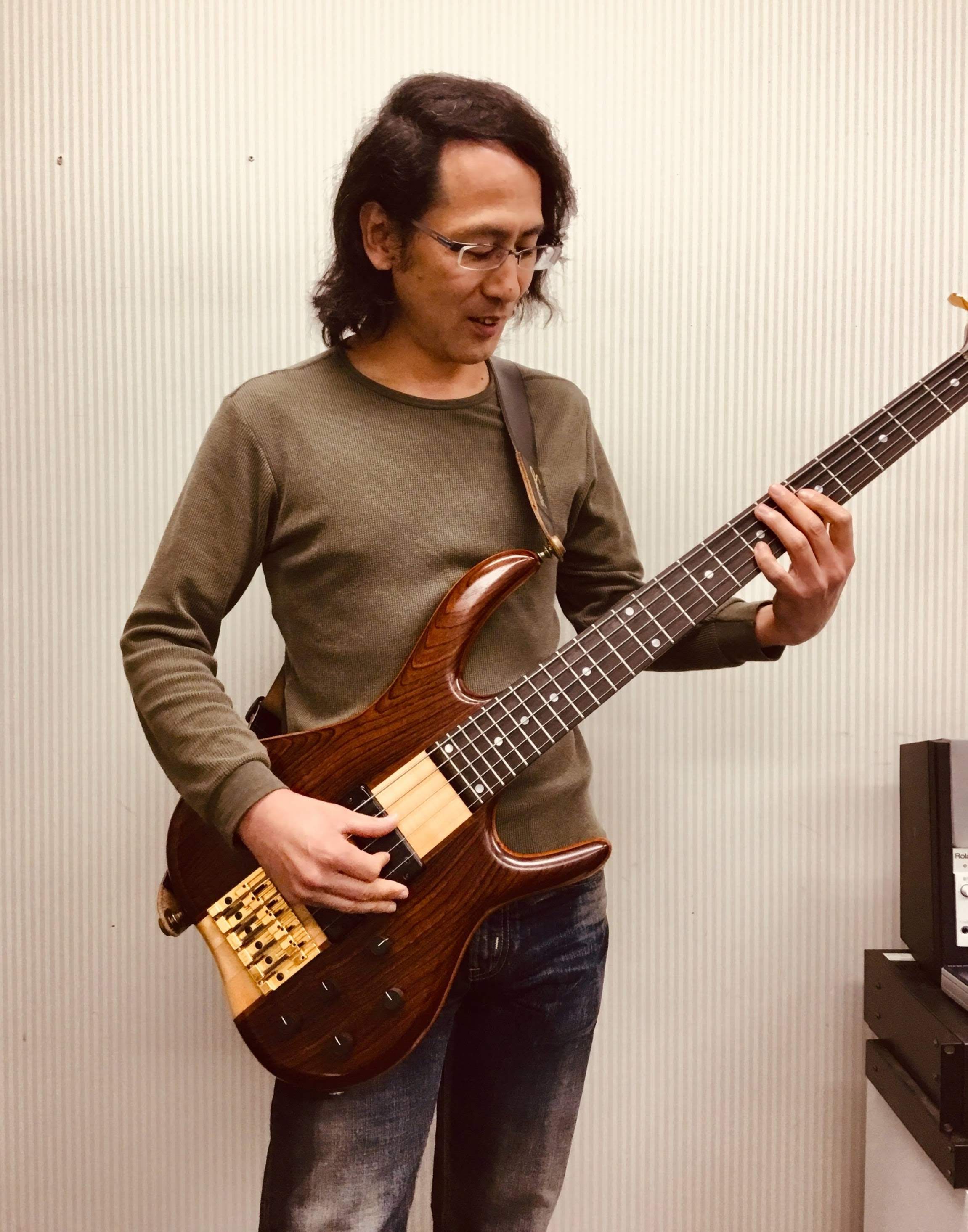 CONTENTS講師プロフィールコメント体験レッスンスケジュールお問合せ講師プロフィール コメント スタートはリズムを感じて弦を弾くだけ、その先はたくさんの可能性と発見があります。 日本国内の音楽はもちろんのこと、欧米を中心とした様々な洋楽のスタイルも本物をお伝えすることができます。未経験の方でも、 […]