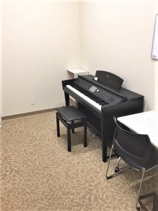 島村楽器ダイナシティ小田原では、音楽教室レッスン室のレンタルを行っております。1週間前より予約が可能で、ご利用いただきやすくなっております。是非練習にいらっしゃってください。 ※お部屋の画像はイメージです CONTENTSレンタル料金(30分)機材についてご利用上の注意ご予約方法ご予約の注意お問い合 […]