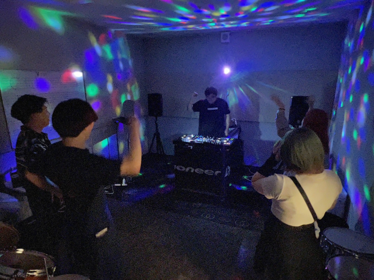 こんにちは！(お久しぶりです)DJ担当石岡です！ 異動の兼ね合いで横浜ビブレ店で行ってたDJサークルを小田原店で出来るようにしました！ 今回は7/7（日）に島村楽器ダイナシティ小田原店で行われた第1回 Club ODAWARA の様子をレポートしていきます！ すみません、ケータイのレンズが割れてて一 […]