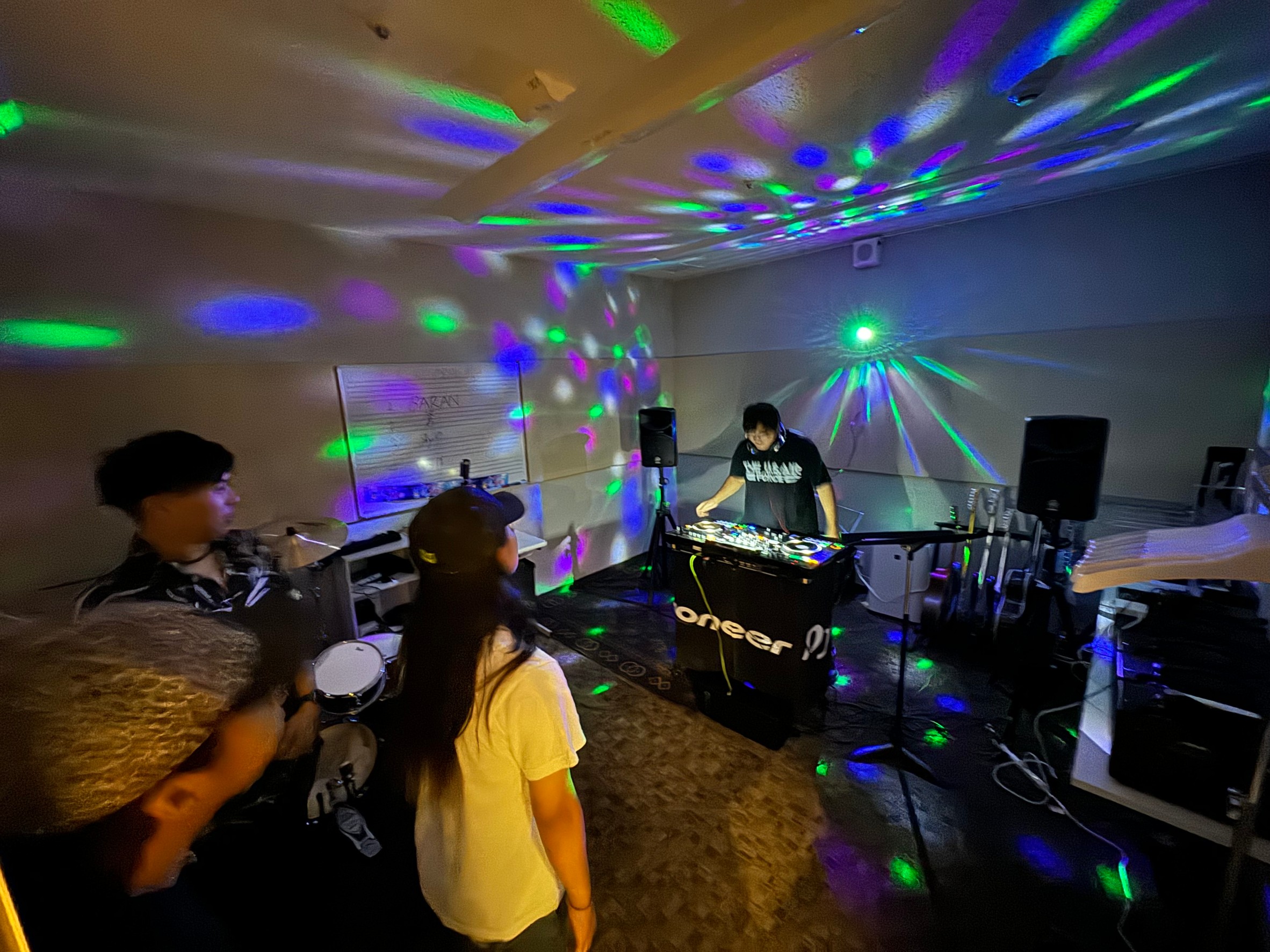 こんにちは！DJ担当石岡です！ 今回は8/25（日）に島村楽器ダイナシティ小田原店で行われた第2回 Club ODAWARA の様子をレポートしていきます！ 今回からケータイを新しくしたので少し見やすくなっている！(と思います…） 使用機材 今回も使用した機材はPioneer DJ の一体型オールイ […]