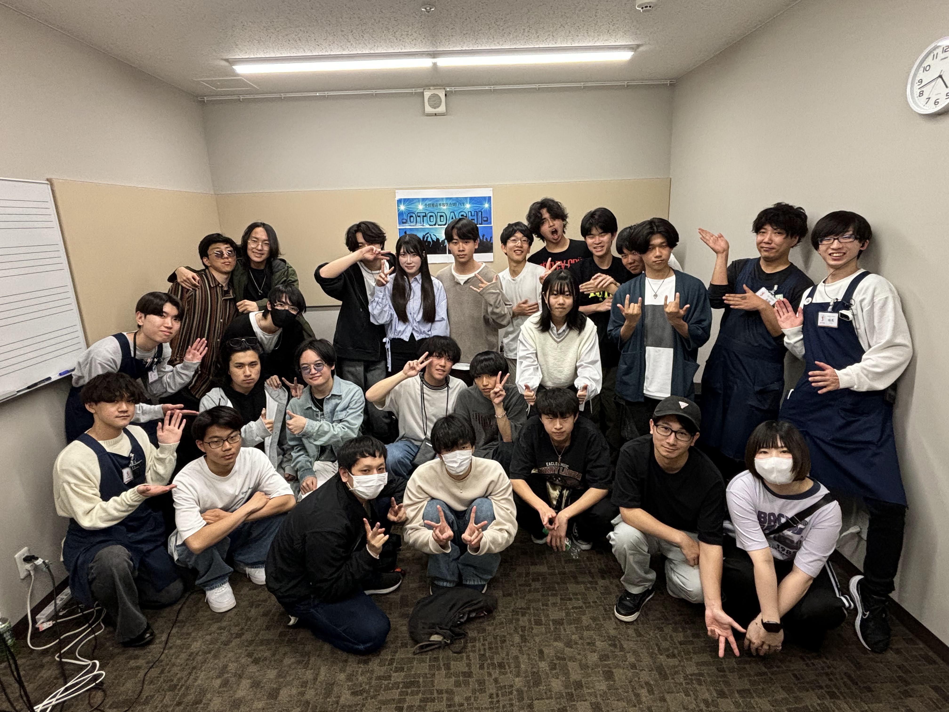 こんにちは！ライブイベント担当の相馬・村上です！ 4/27（日）に小田原・平塚店合同LIVE『-OTODASHI-』VOL.3を小田原店で開催したので、内容をレポートします！ 今回は過去最高の計6バンドに演奏をしていただき、とても楽しいイベントになりました！ 各バンドの写真をクリックすると1曲ずつ演 […]
