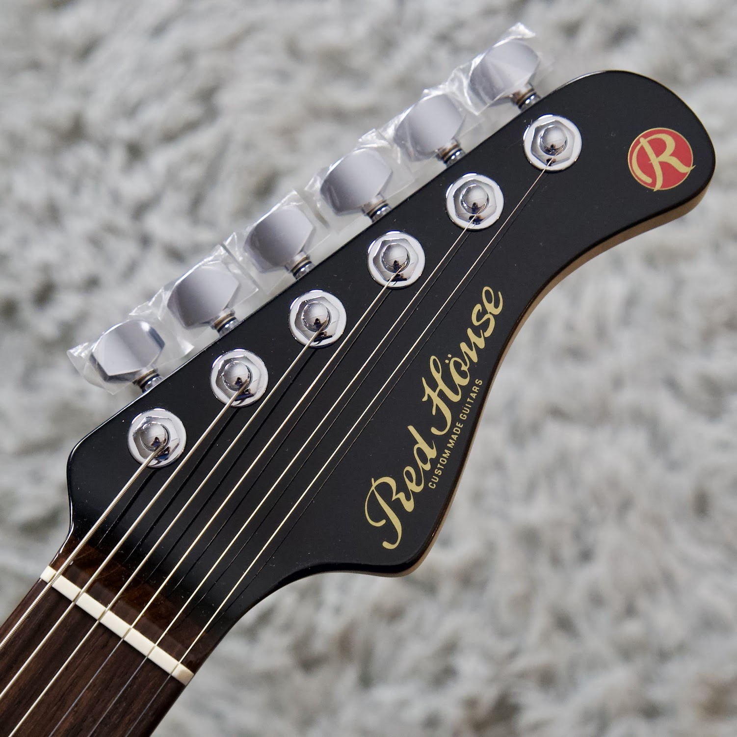 CONTENTSなぜ、いま耳の肥えたギタリストたちがこの工房に注目するのか。ヴィンテージへの敬意と、現代への最適化。揺らめく炎。至高の5Aフレイムとローステッド材の協演。身体と一体化する、究極のプレイアビリティ。死角なき、モダン・スペックの結晶。結論：これは、ギタリストの夢の結晶である。なぜ、いま耳 […]