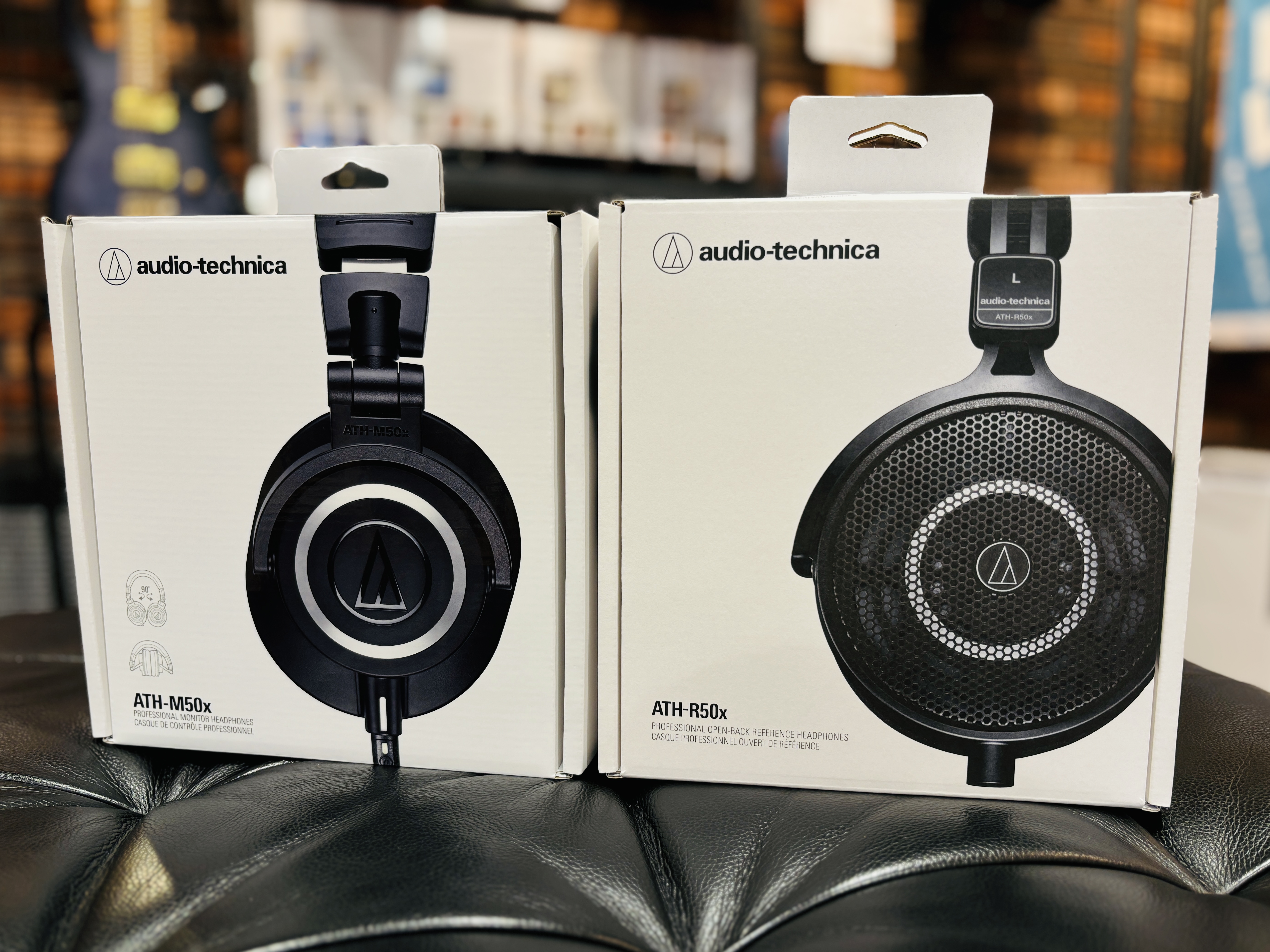 こんにちは。小田原店DTM担当の相馬です！ 「DTMを始めたい」「もっといい音で音楽を聴きたい」と思ってモニターヘッドホンを探し始めると、必ずぶつかる壁があります。 それが、「密閉型（クローズド）」と「開放型（オープンエアー）」どっちを選べばいいの問題です。 スペック表に必ず書いてあるこの言葉。実は […]