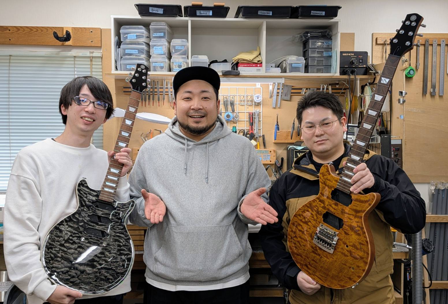 皆さん、こんにちは。島村楽器ダイナシティ小田原店のオーダー担当 白井です。今回は小田原店の2周年を記念して、Kz Guitar Worksにてオーダーを行いましたので、その様子をご覧くださいませ。 Kz Guitar Works 神奈川県逗子市に工房を構える、ハンドメイドギター工房。代表の伊集院氏は [&hellip;]