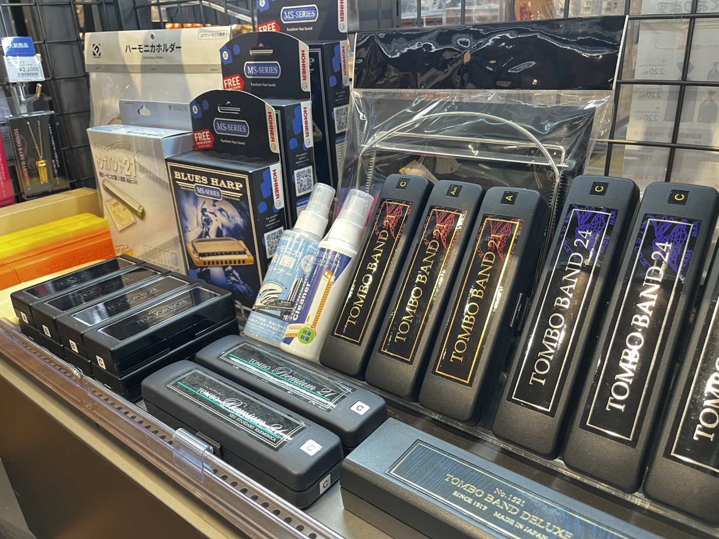 店頭でのお問い合わせも多い"ハーモニカ"ですが、一体どんな種類があるのでしょうか？ これからハーモニカを始めたい方や、昔やっていて再開しようと考えている方の選び方の参考にしていただければ幸いです🌟 CONTENTSハーモニカの種類関連アクセサリーお問い合わせハーモニカの種類 ハーモニカには大きく分け [&hellip;]