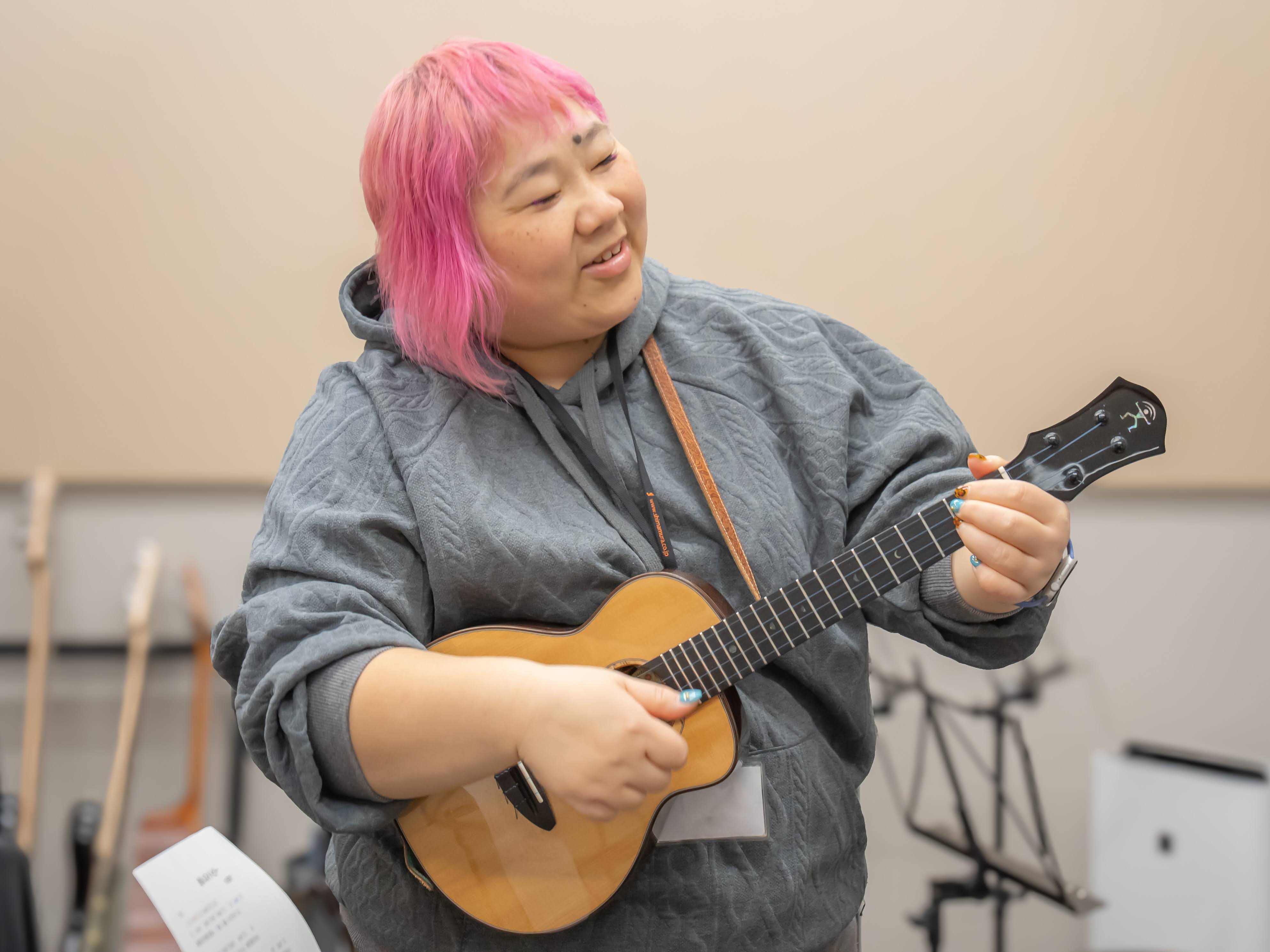 CONTENTS講師紹介講師インタビューよくある疑問にお答えします！体験レッスン実施中問い合わせ講師紹介 講師インタビュー ウクレレを始めたきっかけを教えてください！ 子供が小学生になり自分に時間が出来たので何か楽器をやりたいと思い探したみたらウクレレがありました。最初は軽い気持ちでウクレレを購入し [&hellip;]