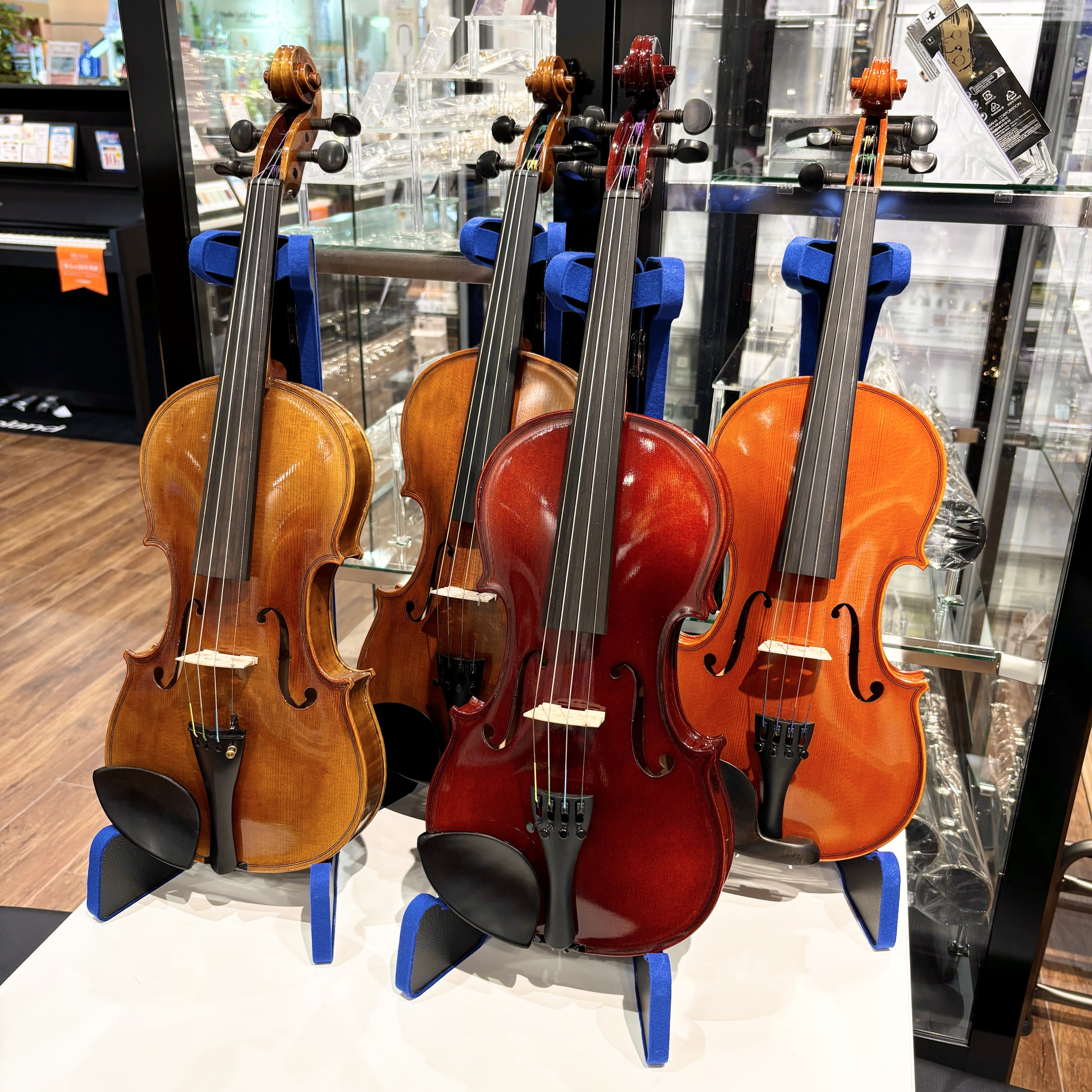 島村楽器ダイナシティ小田原店では、常時バイオリンの展示を行っております。実際に触って音を出してみることもできますので、是非一度ご来店いただけたらと思います。 CONTENTSラインナップのご紹介弦楽器アクセサリー・楽譜分数バイオリン取り寄せできますお問い合わせラインナップのご紹介 弦楽器アクセサリー [&hellip;]