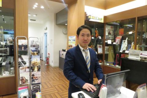 スタッフ写真 店長、ギターアドバイザー、防音アドバイザー 中嶋敬太