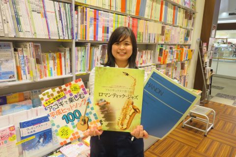 スタッフ写真 楽譜 新川 美樹