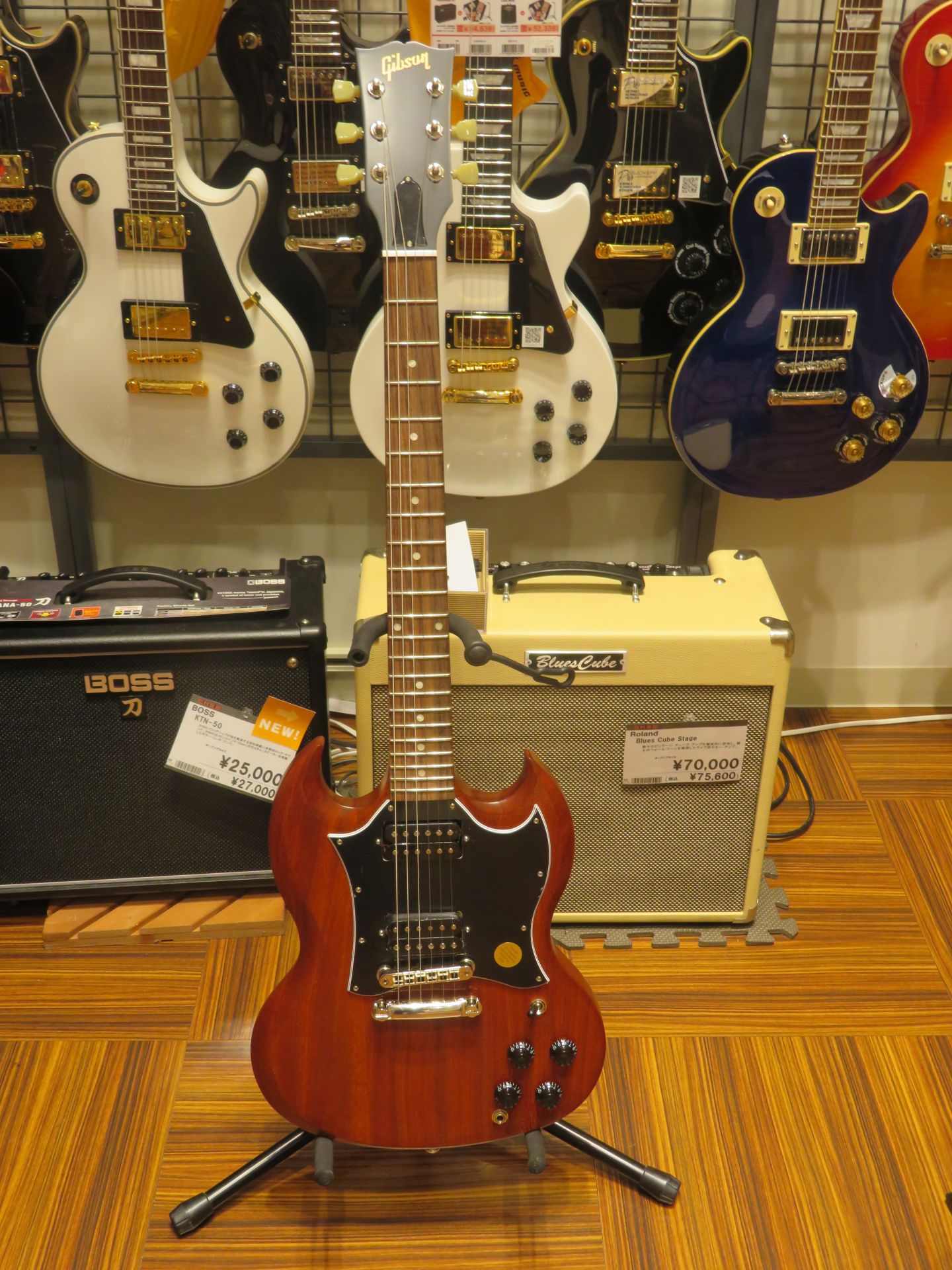 *【アコースティックギター】Gibson SG Faded 2018 発売中！ コスト・パフォーマンス・モデルながらも高い実力を持つ“SG Faded”の2018年モデル。装飾を簡略化することによってコストダウンを図りながらも王者ギブソンのサウンドを継承しております。フェイデッド・グロス仕上げによる […]