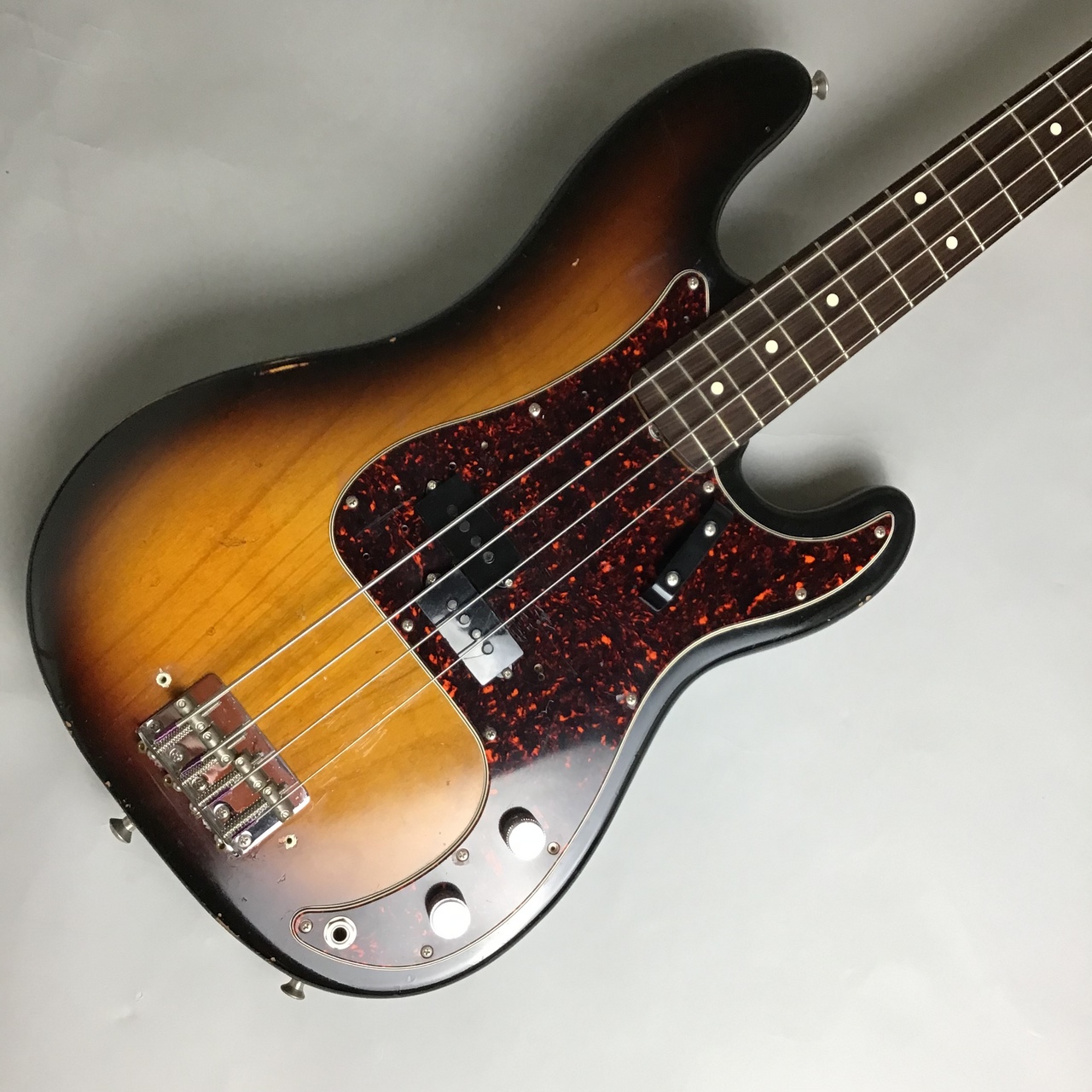 *Fenderよりヴィンテージ仕様のエレキベース入荷しました！ **商品説明 Fenderの定番機、プレシジョンベースの1962のモデルを再現したベースです！プレシジョンベース特有の骨太な低音はもちろんのこと、中音・高音も綺麗に、なおかつ芯の太いサウンドを出してくれる優れものです。幅広ながら弾きやす […]