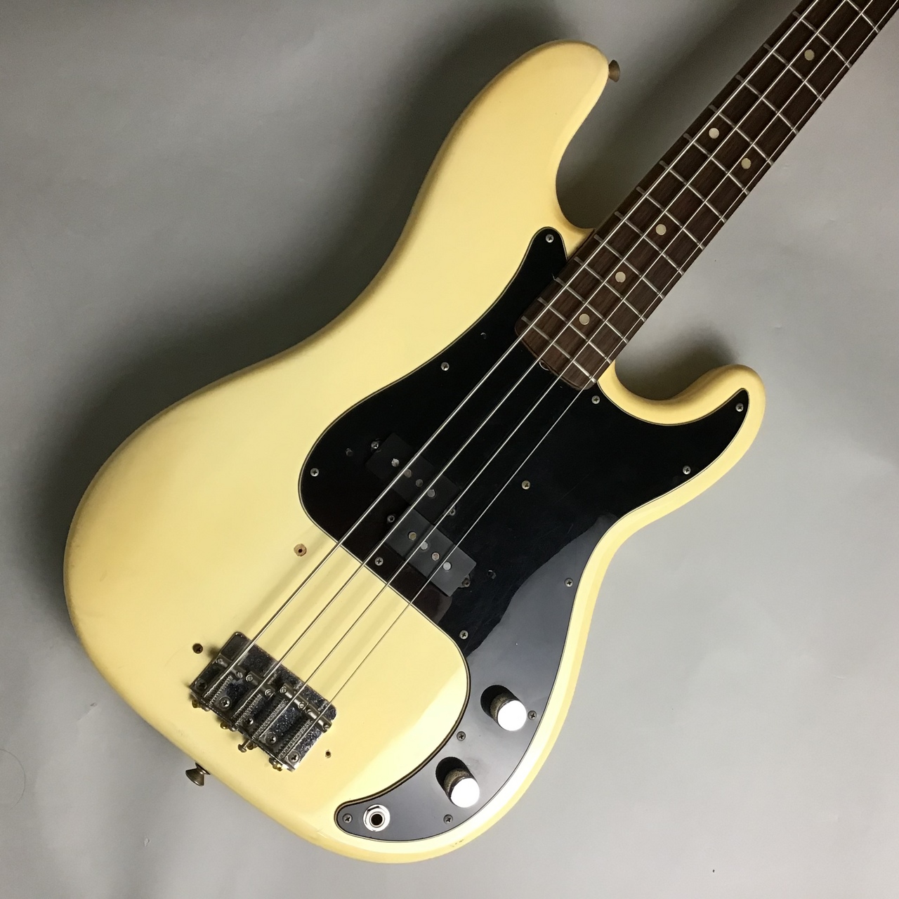 *77年製のヴィンテージなエレキベース入荷しました！ **商品説明 Fender USAの1977年製プレシジョンベースです。プレシジョンベース特有の骨太サウンドを余すところなく堪能できる一本で、ベースのおいしい音域を気持ちよく出してくれます。1 Volume, 1 Toneのシンプルなコントロール […]