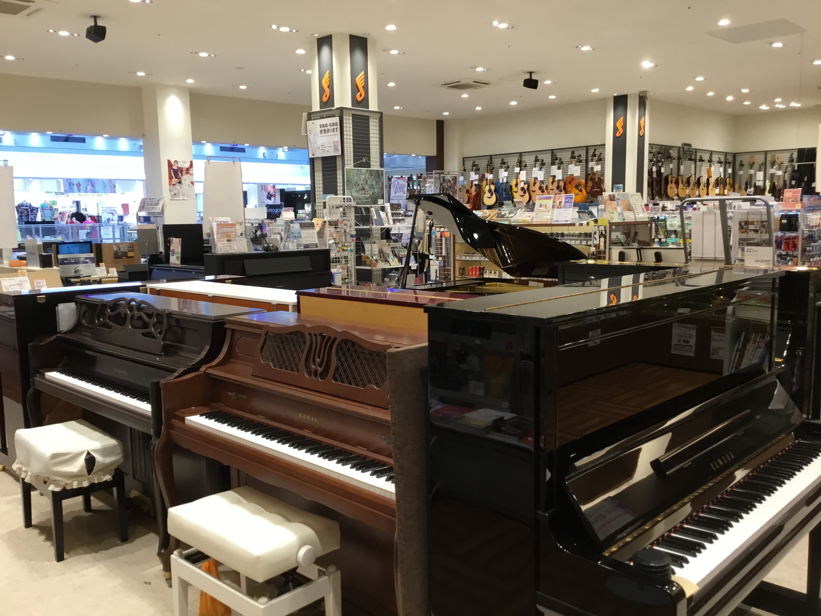 【アコースティックピアノ総合】 島村楽器アクアウォーク大垣店では、中古グランドピアノ、新品・中古アップライトピアノを多数展示しております！ またヤマハ、カワイなどの国産ブランドに限らず海外ブランドも品揃えております。中古アップライトピアノは弊社の工房を中心に、時間をかけしっかりと調整されたピアノから […]