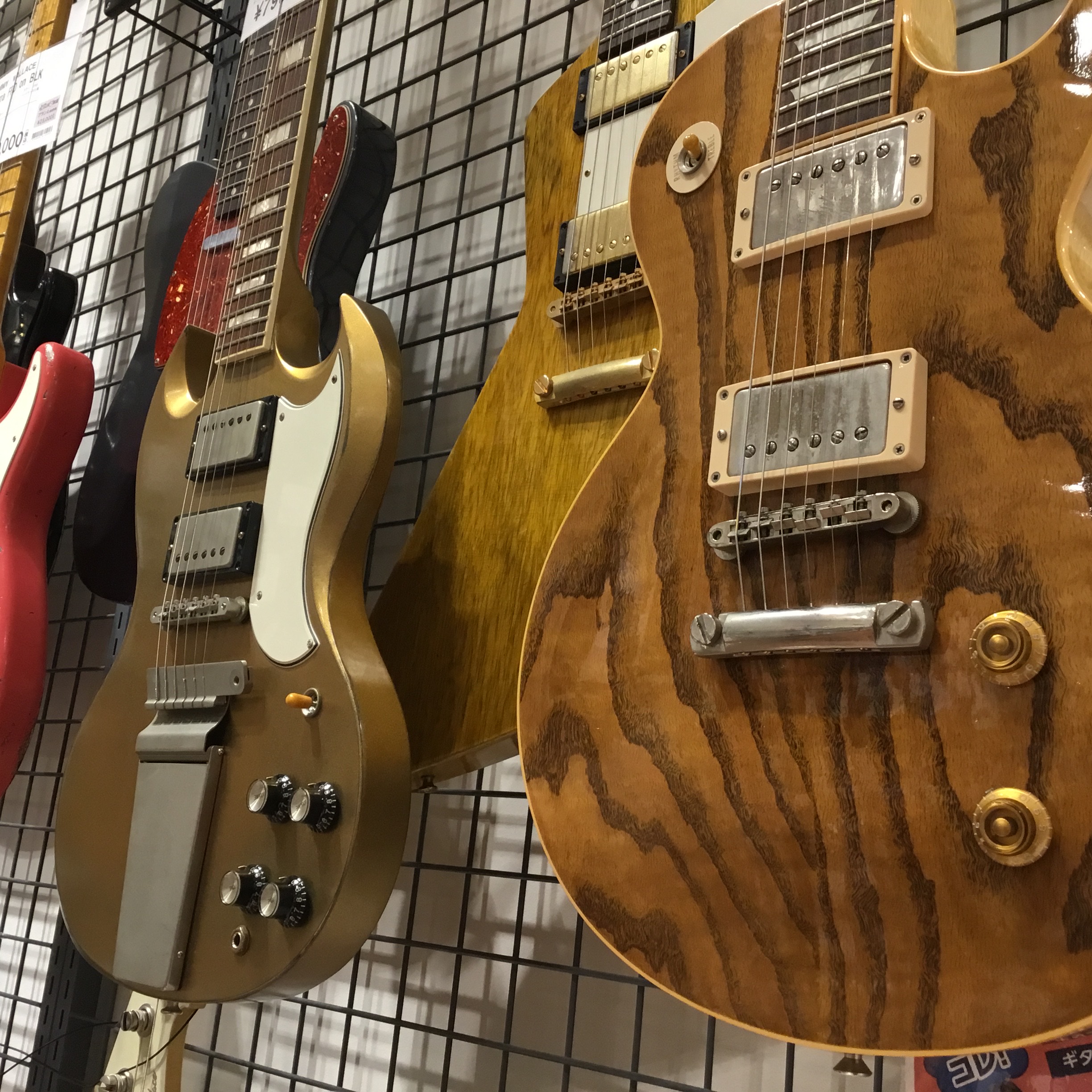 CONTENTS珠玉の個体を大垣店で体験できます！展示ラインナップ①JIMMY WALLACE展示ラインナップ②Gibson当日のみ試せる…あっと驚く商材も準備しております。珠玉の個体を大垣店で体験できます！ 3/30(土)トークショーに合わせて、希少な買い付けギターを事前展示開始いたしました！一部 […]