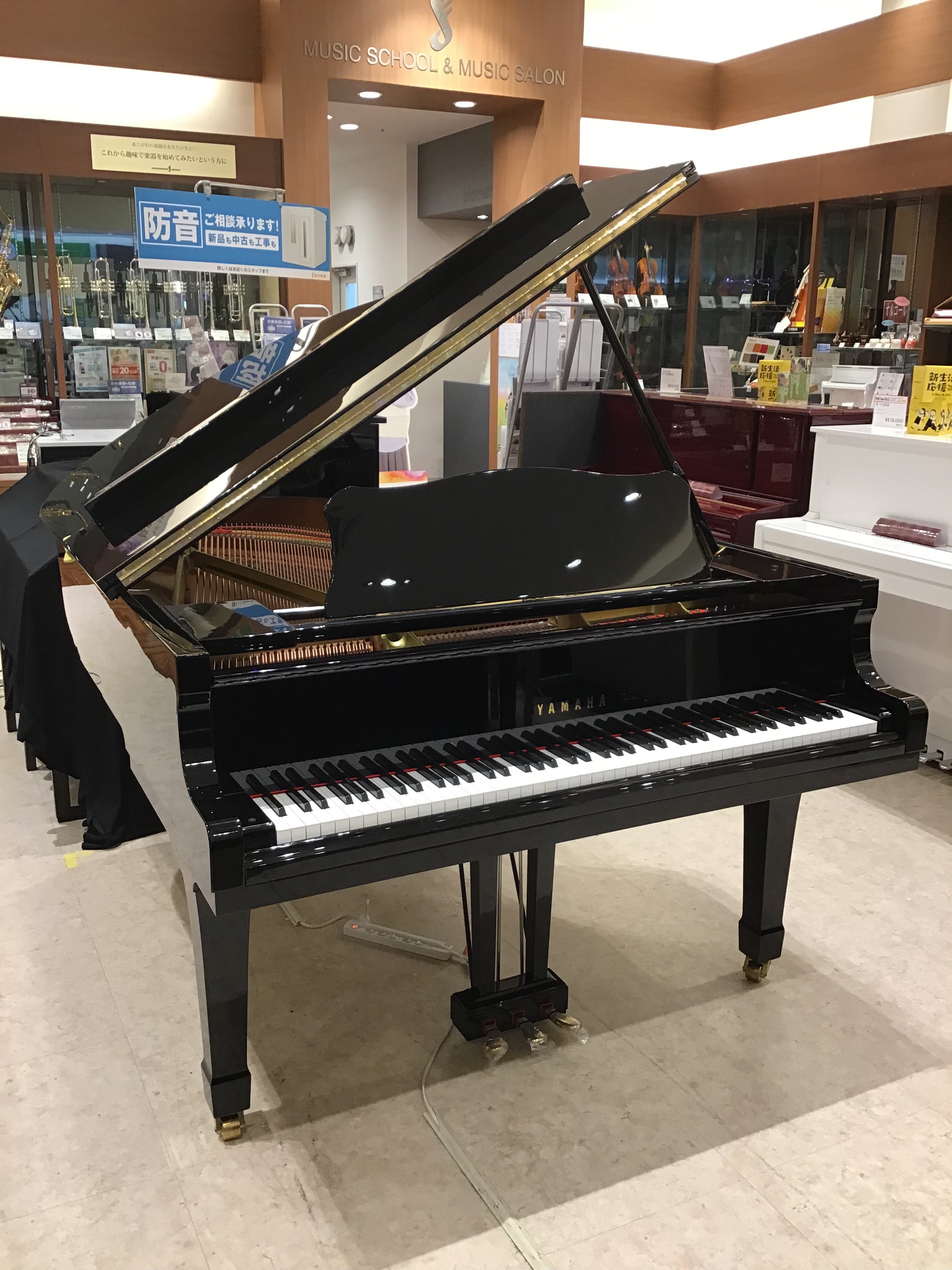 中古グランドピアノをお探しの方に朗報です!YAMAHA 中古グランドピアノが大垣店に入荷いたしました♪人気の3型(奥行183cm)サイズで、ご家庭で演奏するのにも最適な1台です。(オーバーホール済み)ぜひ店頭でお試しください。 CONTENTSお問い合わせお問い合わせ