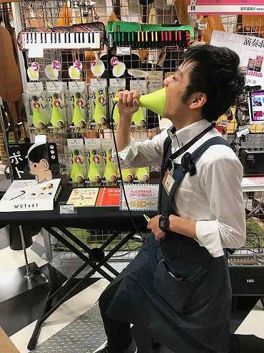 *TVでも紹介され要チェックのボイトレアイテムが入荷！ ボーカルトレーニングをしたい、ストレス解消に大きな声で歌いたい！]]しかし日本の住宅環境ではなかなか大きな声は出せないこともありますよね・・・ そんなお悩みを持つ方にオススメの商品です！ 消音効果はもちろん、『専用のイヤホン』が付属しており、自 […]