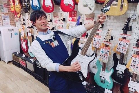 スタッフ写真 アコースティックギター・ウクレレ・PA 三枝