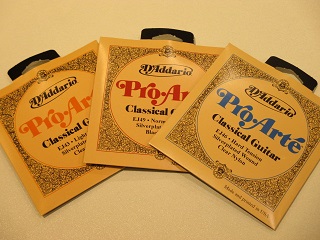 *弦選びはクラシックギタリストのロマン？！ 皆さんこんにちは！今回は、ギターにとって欠かせないアイテム「弦」についてご紹介いたします。]]欠かせない、というより、[!!ギターのギターたる部分!!]ですね。]]弦選びによって[!!音色も弾きやすさも変わる!!]可能性を秘めています。]]是非いろいろな弦 […]