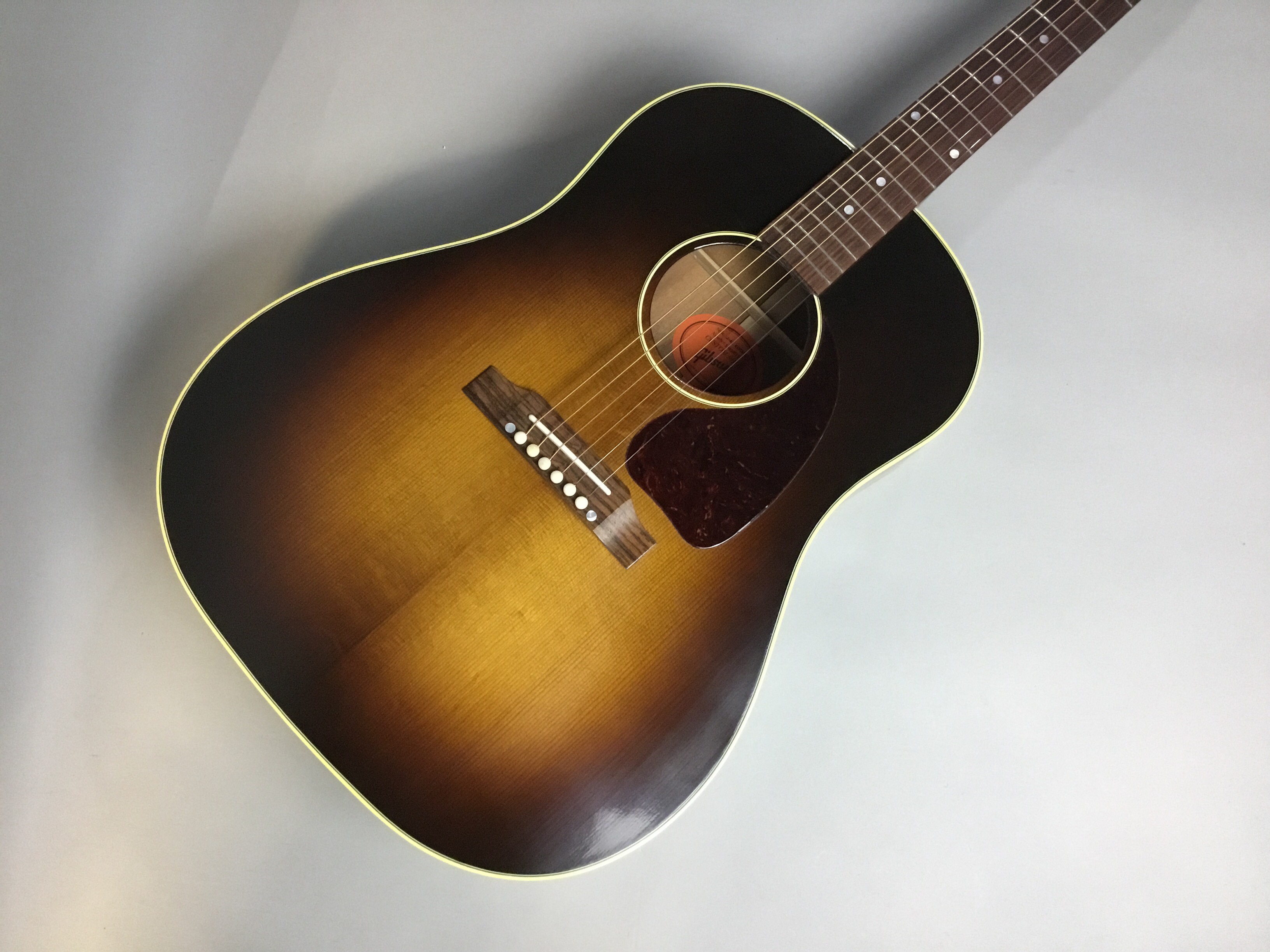 アコースティックギター担当の三枝です。Gibsonの良いギターが入荷しましたので皆様にお知らせします！ *Gibson J-45 Vintage |*メーカー|*型名|*販売価格(税込)| |Gibson|J-45 Vintage|[!￥486,864(税込)!]|