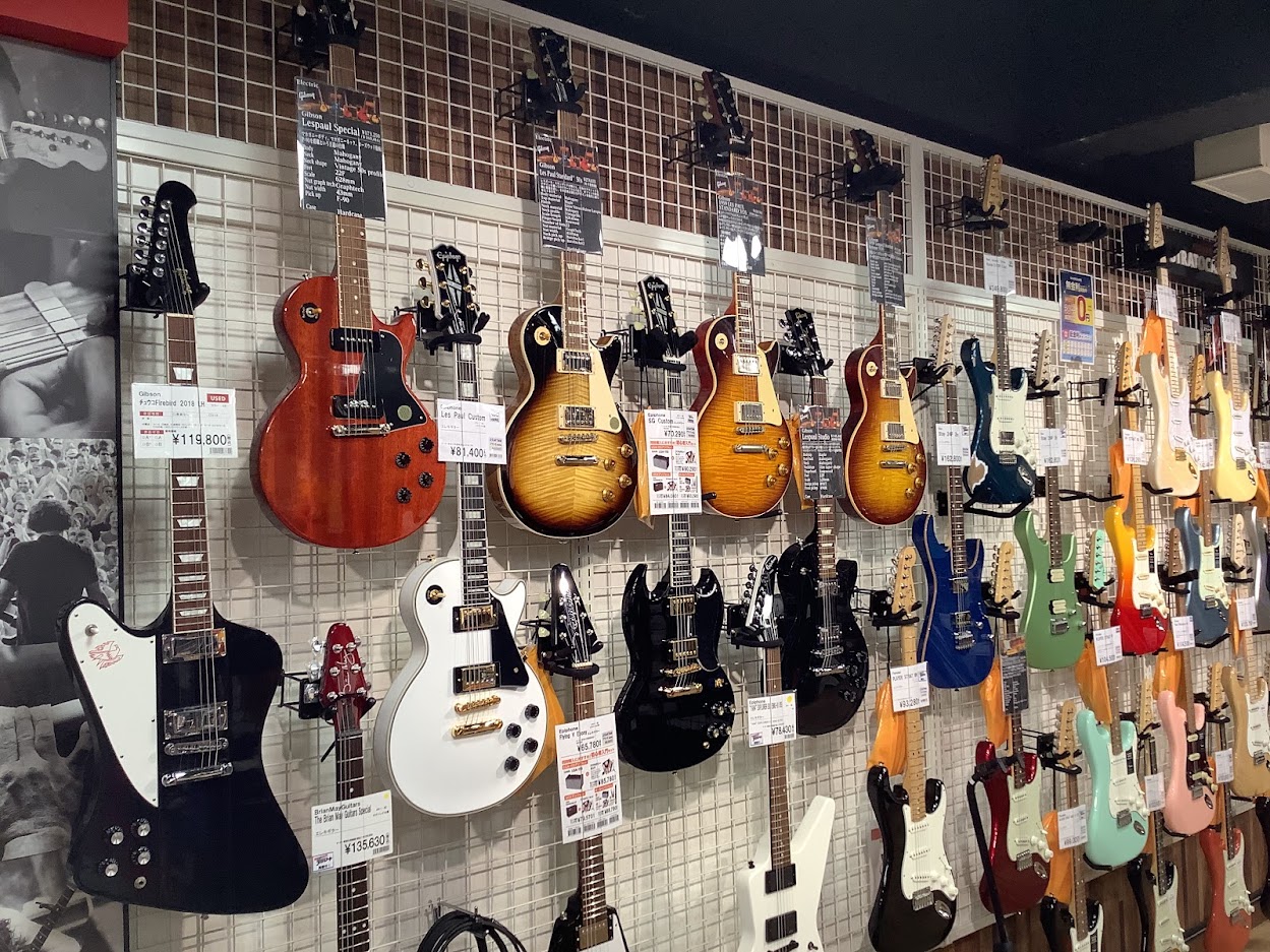 こんにちは、大宮店の三枝です。 今回大宮店のGibson（ギブソン）のエレキギターを写真を交えてご紹介いたします。 USED品のお取り扱いもしておりますので是非店頭にてお試しください。 *レスポールを選ぶなら大宮店で！ ***現在、大宮店で展示されているギターはこちら！ **Custom Shop  […]