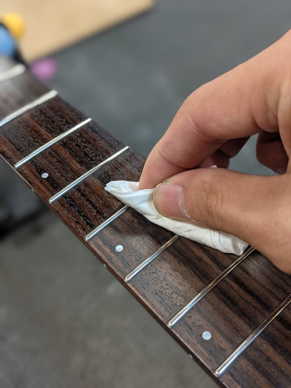 大宮店ギター修理スタッフ山崎の「修理屋さんの覚書 19」ギターも冬支度を。