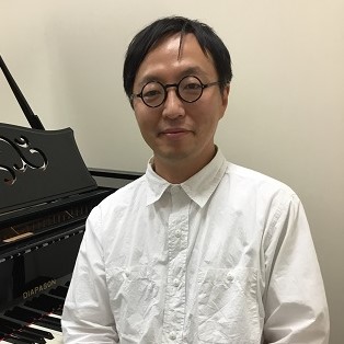 神村 晃司（かみむら こうじ）<br />
--------------------<br />
水曜 13:30～21:00<br />
個人レッスン<br />
--------------------<br />
幼少期から鈴木メゾッドでクラシックピアノを青木章子に師事。<br />
大学在学在学中にJAZZに没頭し、卒業後、プロ活動を開始する。<br />
2005年　帝国ホテルInperial Complex神村晃司トリオで参加。<br />
2006年　横浜JAZZコンピティション、ジャズクラブ賞を受賞。