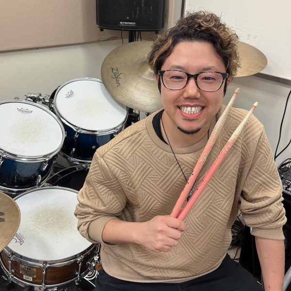 名和 直大（なわ なおひろ）<br />
--------------------<br />
金曜 16:00～21:00<br />
個人/グループ<br />
--------------------<br />
14歳からドラムを始め、吹奏楽をはじめ様々なジャンルを経験。<br />
尚美ミュージックカレッジ専門学校にて本格的に演奏法や音楽理論を学ぶ。<br />
在学中にパシフィコ横浜や某大手テーマパークでの演奏を経験。<br />
卒業後、専門学校の演奏助手として活動をし、アーティストのサポートやバンドでのLIVE、BGM演奏、野外イベント出演など、幅広いジャンルで精力的に音楽活動を行っている。