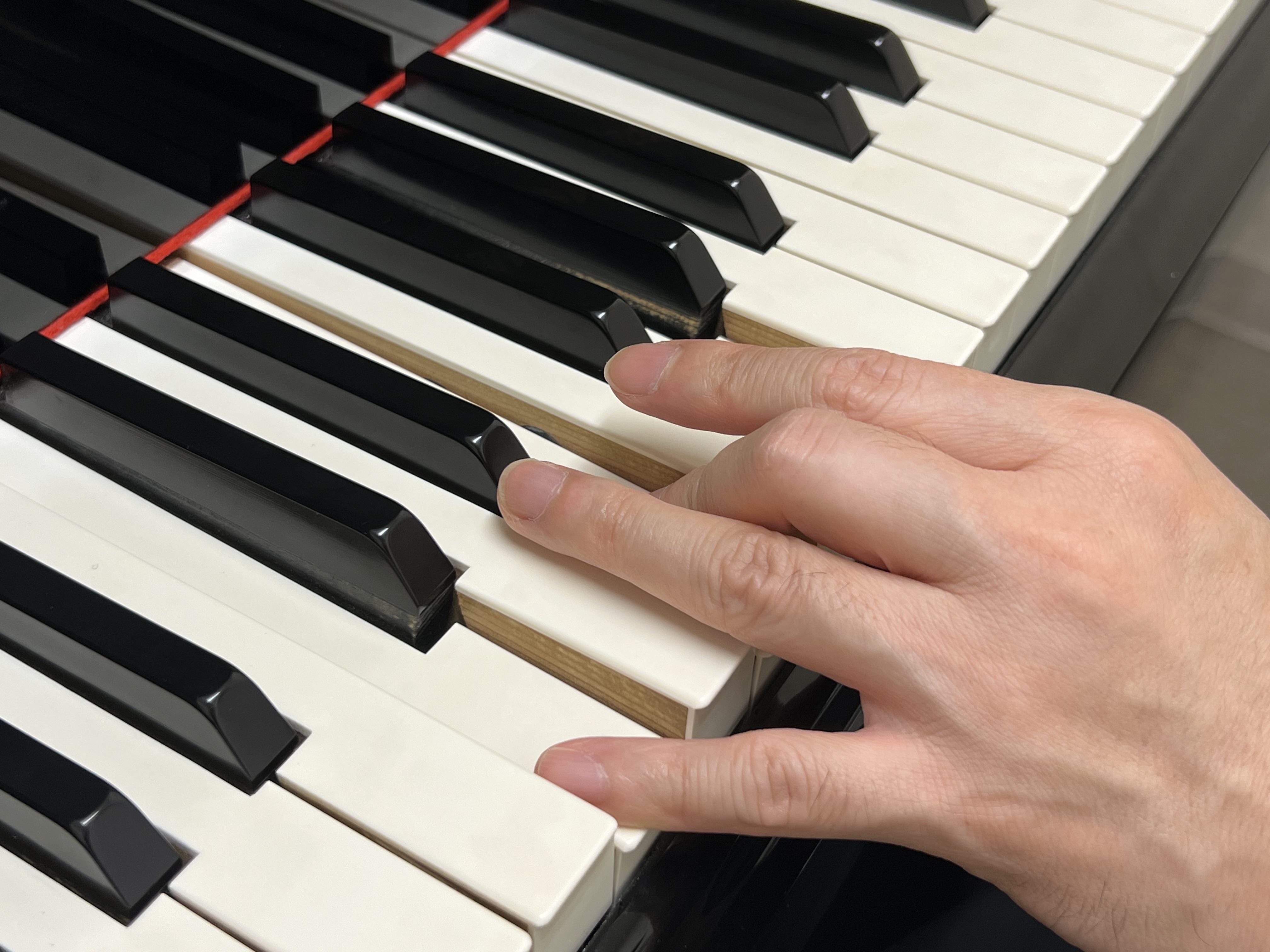 CONTENTS鍵盤楽器の弾き方キーボード教室のご案内鍵盤楽器の弾き方 初めての方へ はじめに、両手それぞれ5本の指がどういう状態で鍵盤に触れるかを画像でご覧ください。 鍵盤を押した（弾いた）時 弾く時の姿勢、身体の角度 標準的な姿勢 あまり好ましくない姿勢 左手は伴奏右手はメロディー旋律、その前に […]