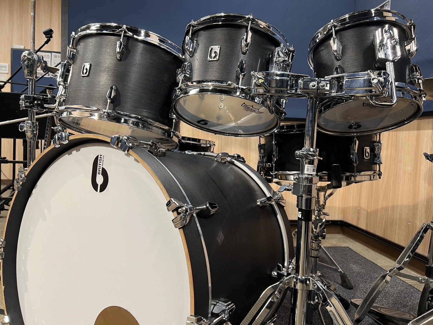 CONTENTSBritish Drumって…？Legend Kitの特徴ごあんないイベントスケジュール・お問い合わせ先British Drumって…？ 世界でもっとも有名なHR/HMのバンドの一つ、 イングランド出身のIRON MAIDEN(アイアン・メイデン)の名ドラマー、ニコ・マクブレインをは […]