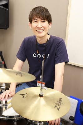 CONTENTS本橋先生にインタビューしてみました！ドラム教室のご案内本橋先生にインタビューしてみました！ ■好きな・得意な演奏ジャンルはなんですか？ Pops(山下達郎 etc…)、Rock(TOTO etc…)など、歌モノ全般が得意です。 ■どんな方がレッスンに通われていますか？ 小学生から70 […]
