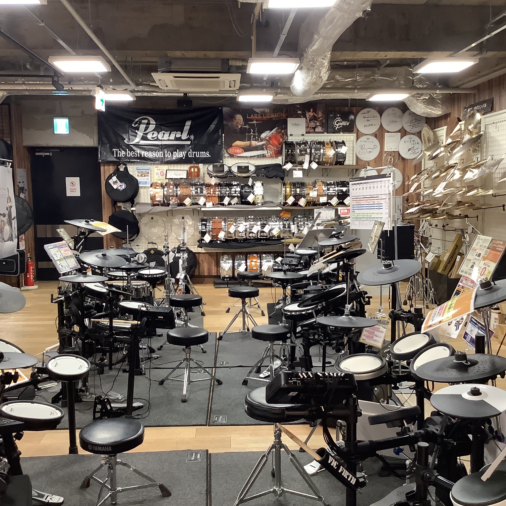 こんにちは。大宮店のドラム担当、MyDRUMS「X」アカウントの中の人のひとりヒョードーです！ この春、軽音楽学部に入部する、もしくは趣味でドラムを始める中学生、高校生向けに脱初心者ドラム講座を実施します！ ご気軽にご参加ください！ ヒョードーがドラムに関するあれこれを呟いてます。フォローよろしくお […]