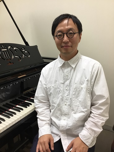 神村　晃司（かみむら　こうじ） <br />
開講曜日：水曜<br />
<br />
幼少期から鈴木メソッドでクラシックピアノを青木章子氏に師事。<br />
大学在学中にJAZZに没頭し、卒業後、プロ活動を開始する。<br />
2005年 帝国ホテルInperial Complex神村晃司トリオで参加。<br />
2006年 横浜JAZZコンピティション、ジャズクラブ賞を受賞。<br />
<br />
【講師コメント】<br />
憧れのJAZZの曲を演奏してみませんか？<br />
JAZZ・ポップス・ロック・ブルース・ブラジルの弾き方のコツをお教えします！<br />
コードが分からないという初心者の方にも、丁寧に分かりやすくレッスンしていきます。<br />
