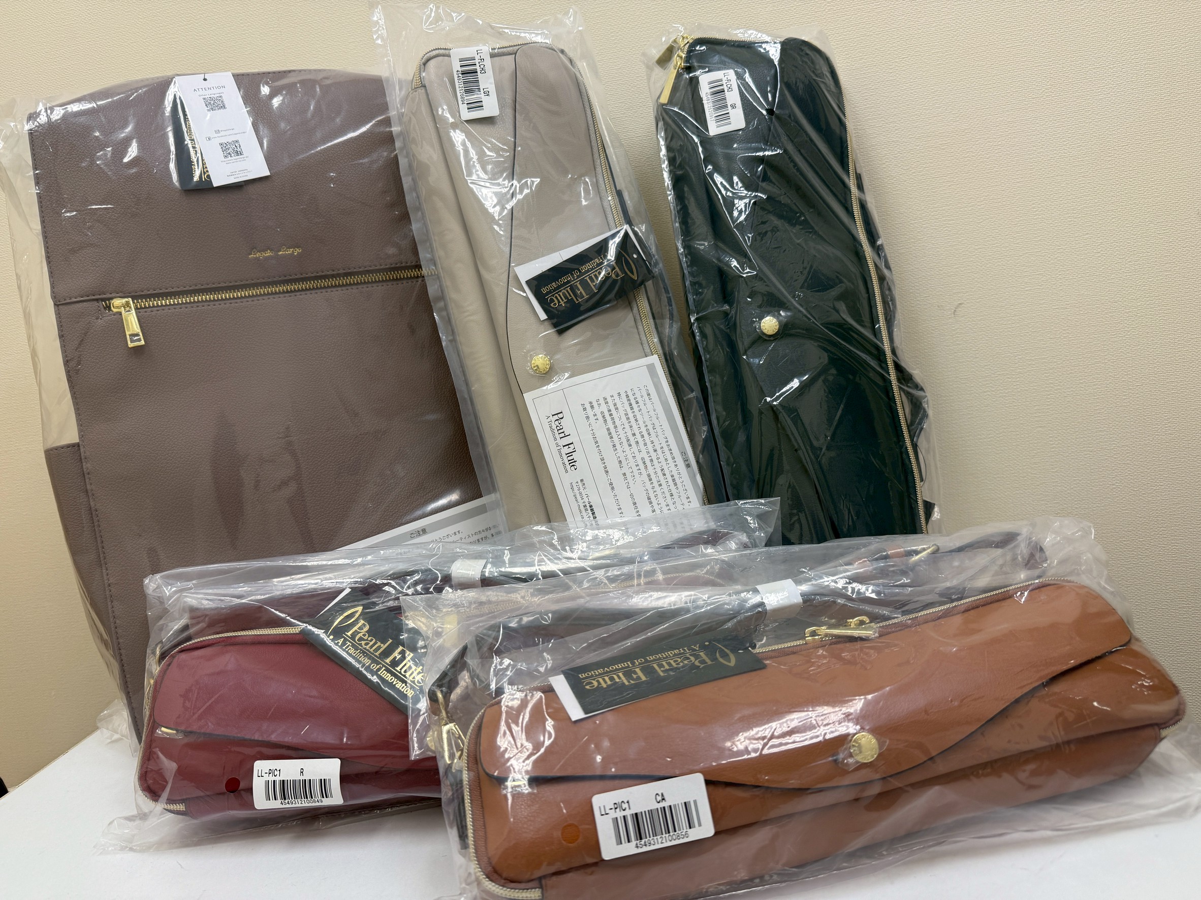 フルートインストラクターの宮下です！ おしゃれで可愛い＆使いやすいで人気のフルートケースカバーとリュックをご紹介いたします！ デザインもおしゃれで、お洋服にも合わせやすいカラー展開となっています！その中でも人気カラーを展示していますので、ぜひ見にいらしてください♪カラーやで種類も豊富なのでご希望があ […]