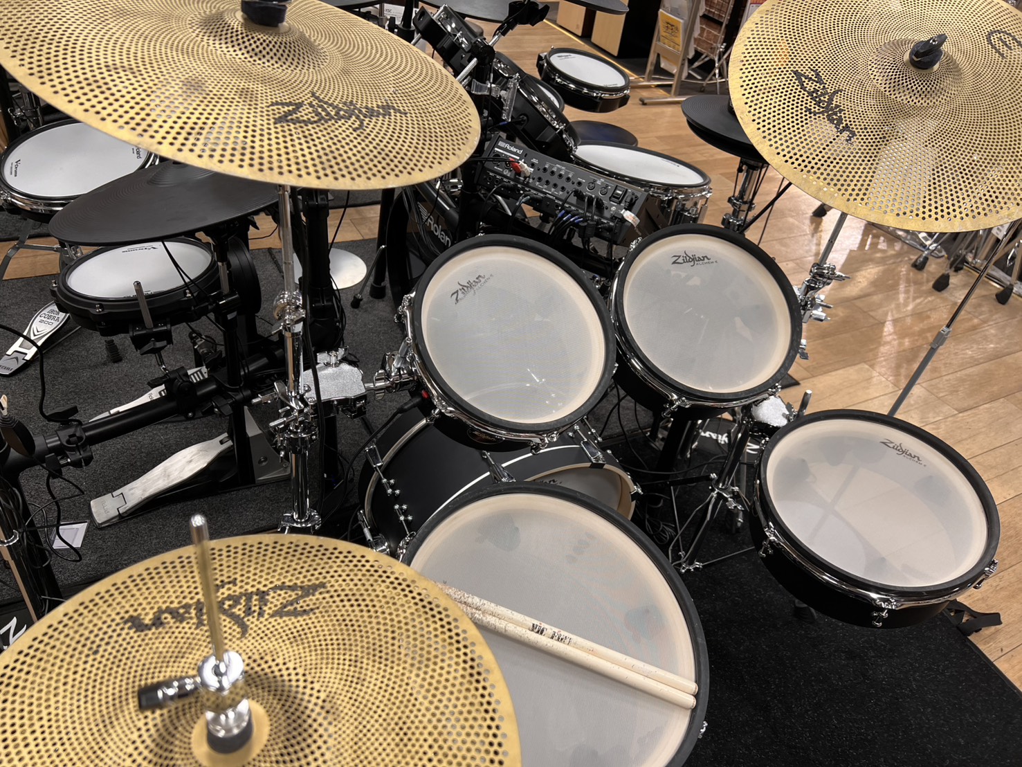 こんにちは！大宮店ドラム担当の羽鳥(はとり)です！ドラムを始めたい！でも何からすればいいんだろう…？そう思ったそこのあなたに！【ドラムビギナーズClub】開催いたします！！ 楽器未経験OK！ブランクOK！お子様から大人の方まで…どんな方もご参加OK！楽しくドラムを学んでみましょう！ CONTENTS [&hellip;]