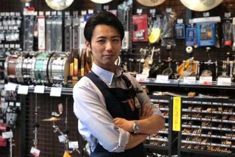 スタッフ写真 店長・ピアノ・ドラム・バイオリン 藤井