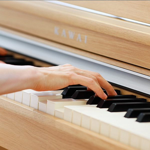 グランドピアノのタッチ感を求めて、鍵盤の素材や質量、触り心地、弾き心地など細部まで追求した、レスポンシブ・ハンマー・アクションⅢ鍵盤（RHⅢ鍵盤）を搭載しました。