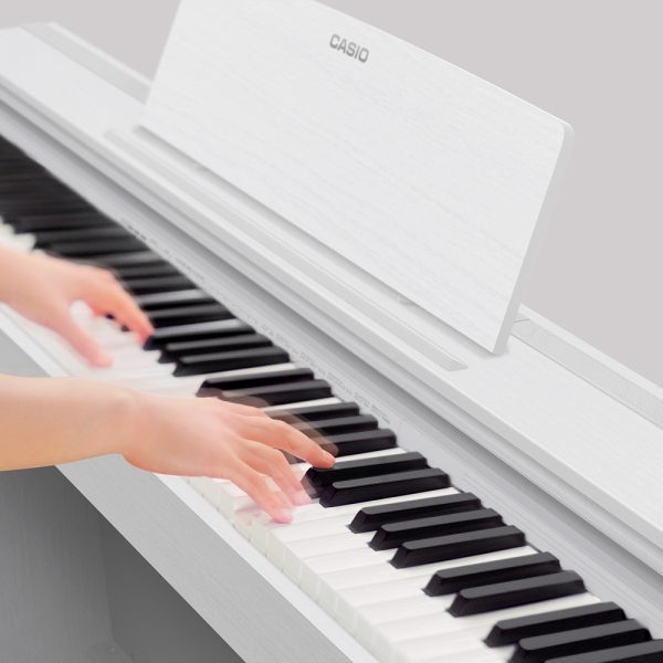 グランドピアノの鍵盤アクションに合わせた3つのセンサーを搭載。打鍵の検出から発音までの時間を打鍵の速さに応じてきめ細かく変化させ、より自然な弾き心地を実現。