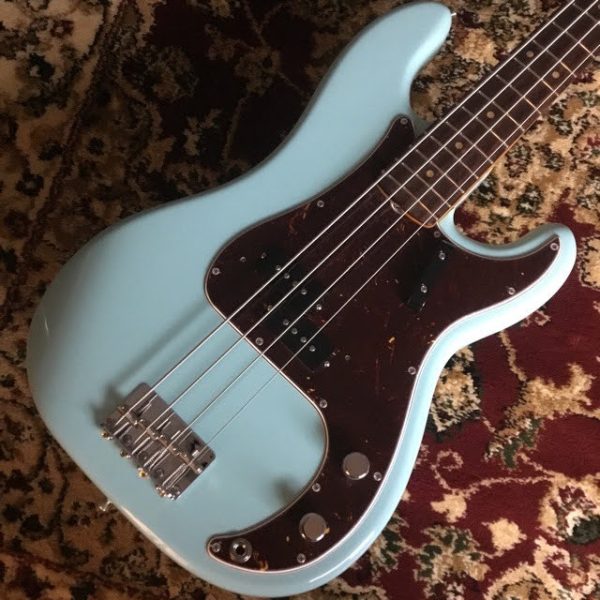 プレミアムなアルダーボディ、Pure Vintage ‘60 Split-Coil P-Bassピックアップ、20本のヴィンテージトールフレットを配した7.25インチラジアスのスラブローズ指板の1960 “C”シェイプメイプルネック仕様