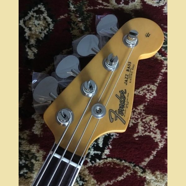 4サドルブリッジ、ヴィンテージスタイルロリポップチューナー、Pure Vintage ‘66 Jazz Bassピックアップが、クラシックなサウンドとスタイルを提供します。